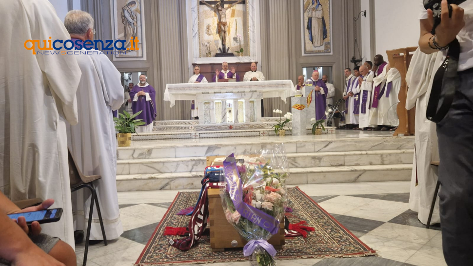Cosenza in lacrime per l'ultimo saluto a Padre Fedele, il frate ultrà degli ultimi "Ciao Monaco" 57 PAdre Fedele Funerale 07