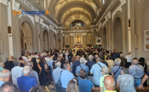 Cosenza in lacrime per l'ultimo saluto a Padre Fedele, il frate ultrà degli ultimi "Ciao Monaco" 63 PAdre Fedele Funerale 08