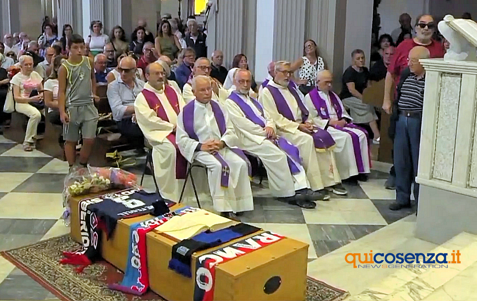 Cosenza in lacrime per l'ultimo saluto a Padre Fedele, il frate ultrà degli ultimi "Ciao Monaco" 65 PAdre Fedele Funerale 09