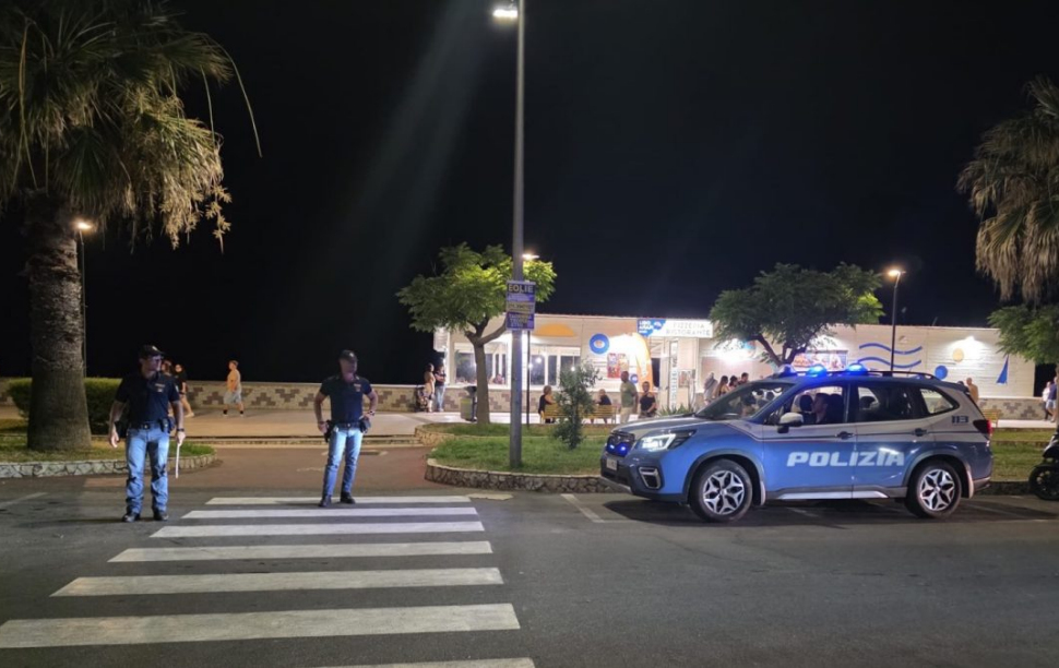 Una festa non autorizzata all'interno di un lido balneare. Multa e denuncia per il proprietario 72 Polizia lungomare