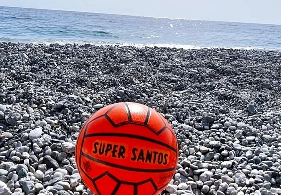 Caro estate? Così riscopriamo il Ferragosto di una volta: muro di ombrelloni, tavolino e pasta al forno da casa 57 Super Santos