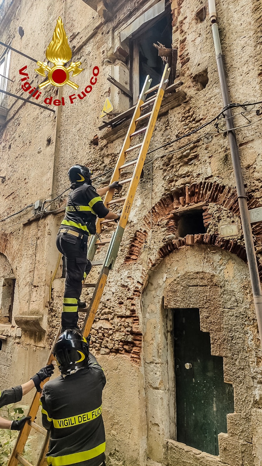 Cosenza, crollano due solai in un edificio del centro storico. All'interno due cani recuperati dai vigili del fuoco 54 VVF Cosenza crollo cosenza vecchia