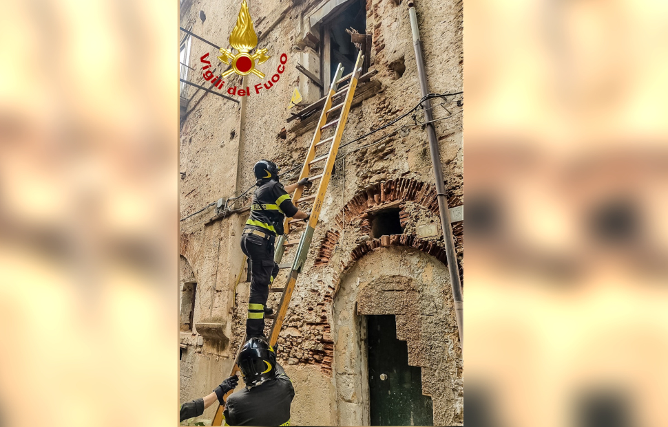 Cosenza, crollano due solai in un edificio del centro storico. All'interno due cani recuperati dai vigili del fuoco 64 Vigili Del fuoco Cosenza vecchia crollo