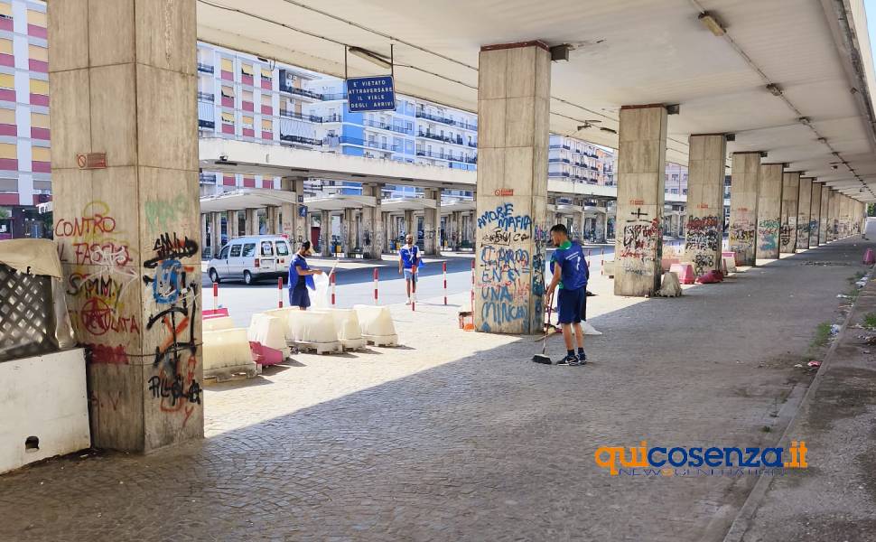 ass marocchina pulizia autostazione cosenza 01
