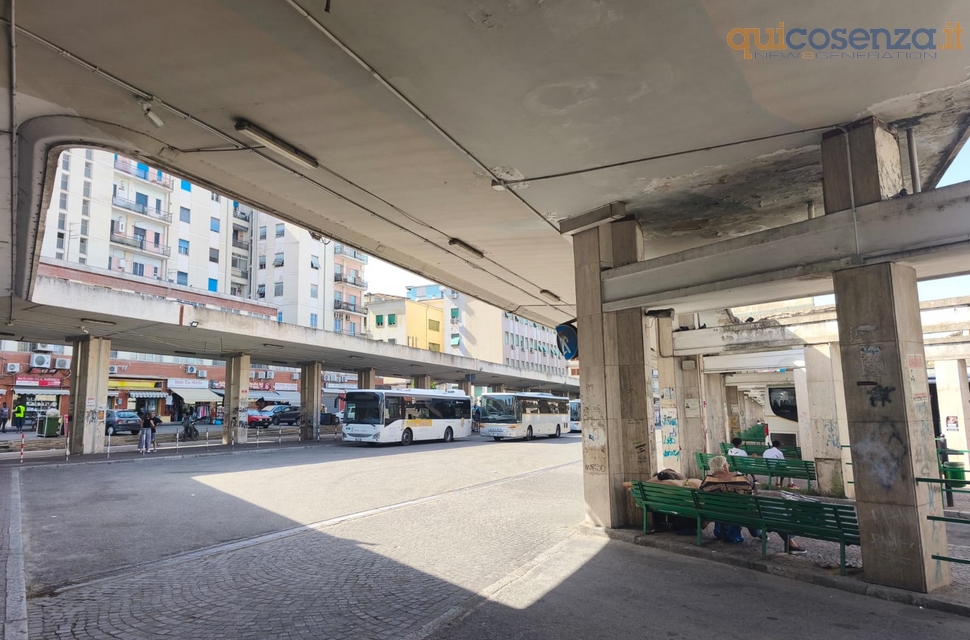 Ennesima rissa all’Autostazione di Cosenza. Viaggiatori e commercianti «adesso basta, è un degrado inaccettabile» 53 autostazionecosenzaagosto16