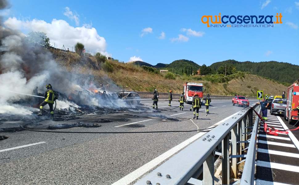 incidente mormanno direzione sud A2 mezzi in fiamme 01