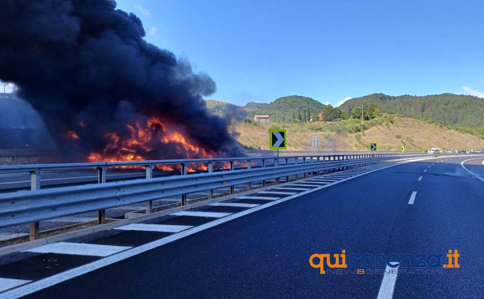 Incidente sull'A2 nel Cosentino, mezzi in fiamme dopo lo scontro. Due feriti e traffico bloccato 64 incidente mormanno direzione sud A2 mezzi in fiamme 02
