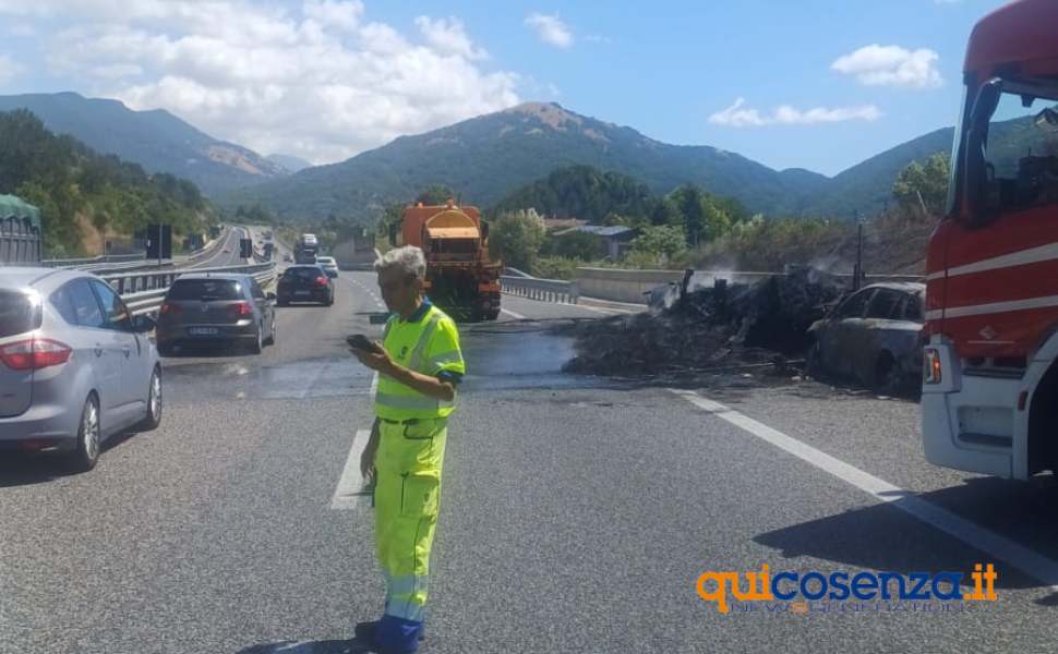 Incidente sull'A2 nel Cosentino, mezzi in fiamme dopo lo scontro. Due feriti e traffico bloccato 69 incidente mormanno direzione sud A2 mezzi in fiamme 06