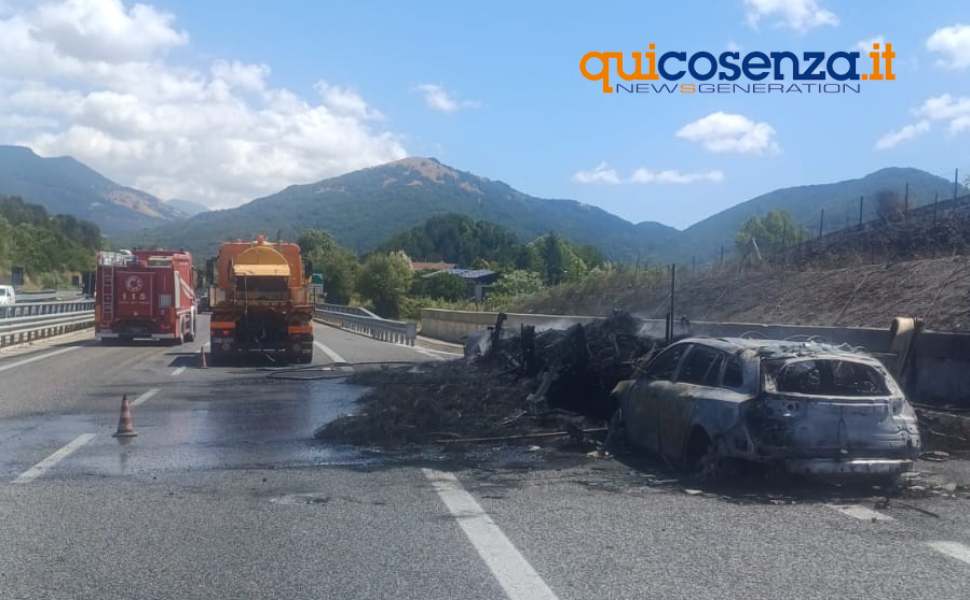 Incidente sull'A2 nel Cosentino, mezzi in fiamme dopo lo scontro. Due feriti e traffico bloccato 65 incidente mormanno direzione sud A2 mezzi in fiamme 07