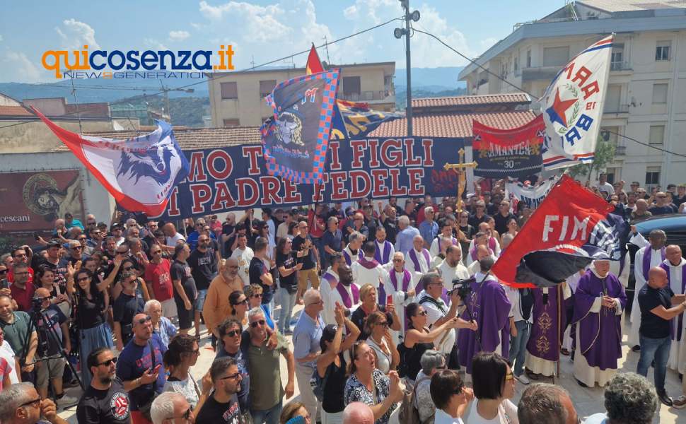 Il saluto dei tifosi a Padre Fedele: l'urlo "Maracanà" e le note di "Magico Cosenza" - VIDEO 53 uscita padre fedele tifosi cosenza crocifisso 01