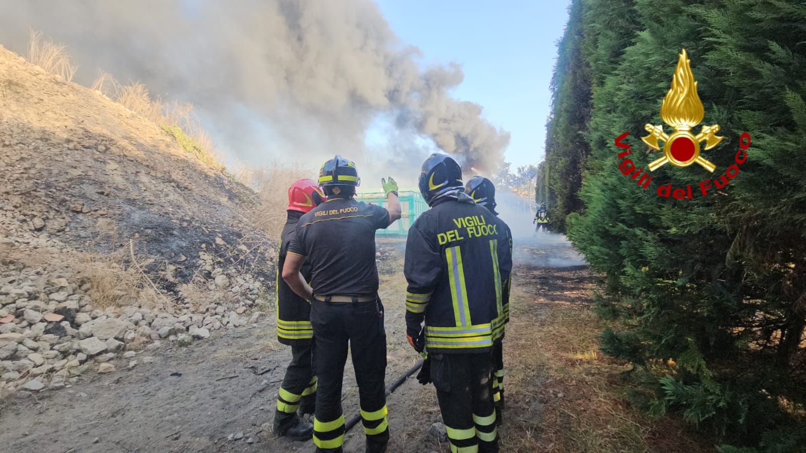 Paura a Crotone: container in fiamme e tre esplosioni in un’area di smaltimento rifiuti - VIDEO 54 00761bc7 1b8c 4e13 bb82 2c95d55b482f