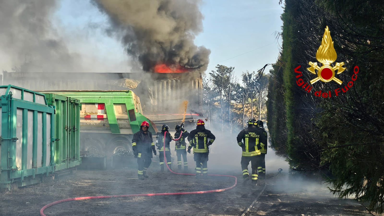 Paura a Crotone: container in fiamme e tre esplosioni in un’area di smaltimento rifiuti - VIDEO 55 26051110 da51 455f 8bb5 12fa4712a9a0