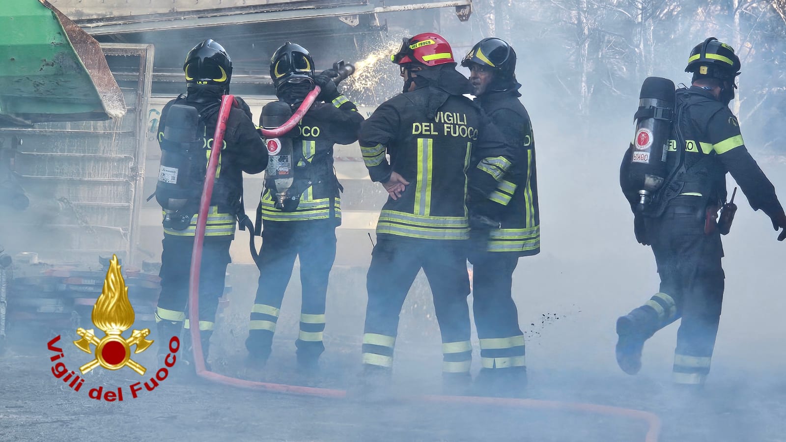 Paura a Crotone: container in fiamme e tre esplosioni in un’area di smaltimento rifiuti - VIDEO 53 89d6325c cab5 4f22 86f0 352dc524ddd1