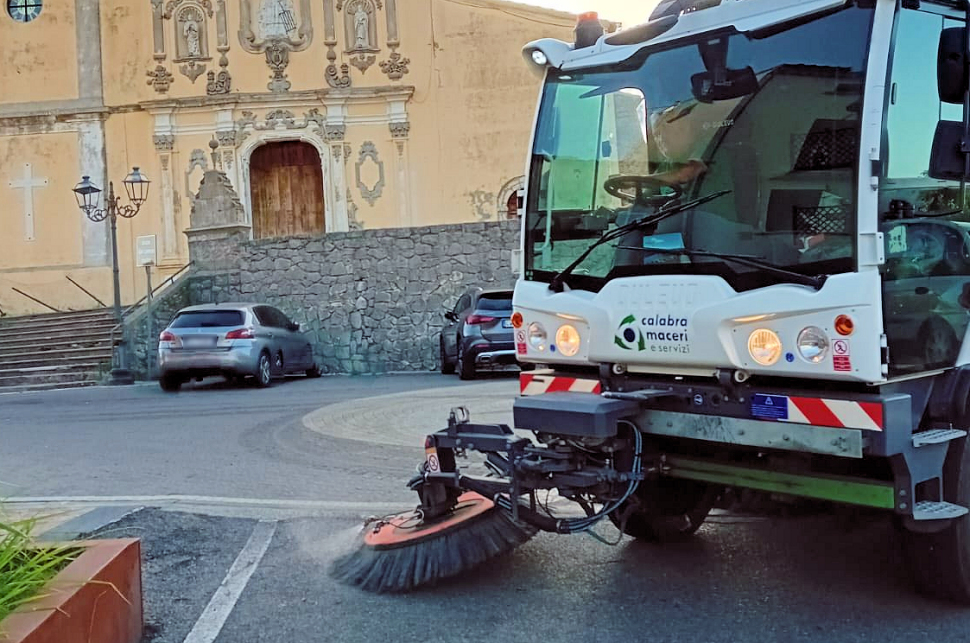 Rende sperimenta lo spazzamento automatizzato: i primi interventi lunedì 22 settembre 62 Calabra maceri spazzamento strade meccanico