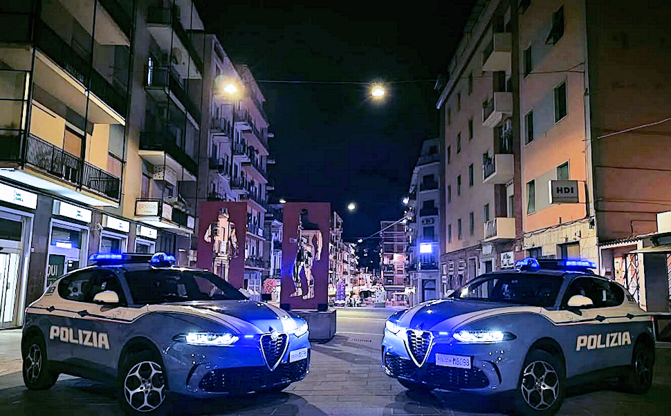Contrasto alla criminalità giovanile, a Cosenza una denuncia per resistenza e detenzione di droga 59 Cosenza Polizia Corso mazzini volante polizia Corso Mazzini auto