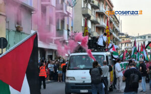 Anche Cosenza in piazza per Gaza e la Palestina «un genocidio nel silenzio e nell’indifferenza» - FOTO 62 Gaza Corteo Cosenza 09