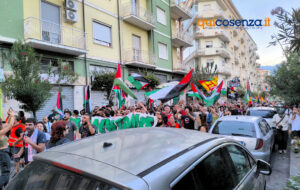 Anche Cosenza in piazza per Gaza e la Palestina «un genocidio nel silenzio e nell’indifferenza» - FOTO 68 Gaza Corteo Cosenza 14