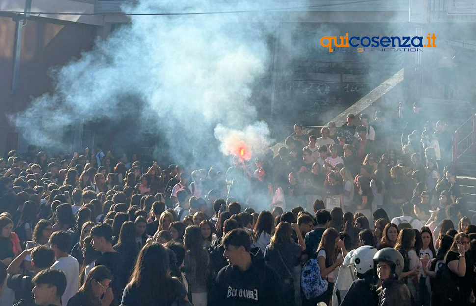 Cosenza: è iniziato il "Gaza Day", contro il genocidio in Palestina. Sit in al Telesio al grido di "libertà" 56 Telesio