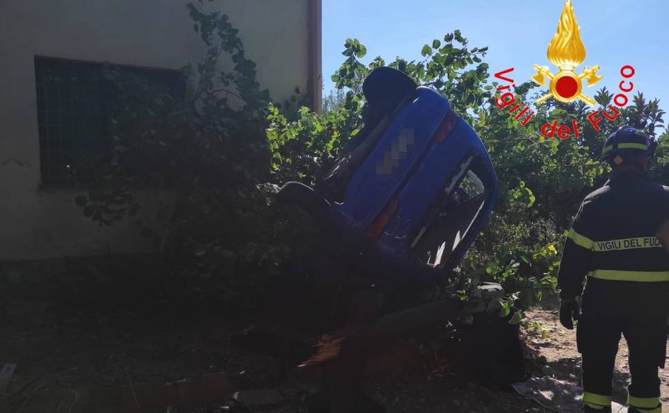 auto fuori strada vigili fuoco anziani 02