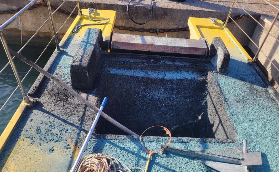 campora tentativo incendio battello pulisci mare 01