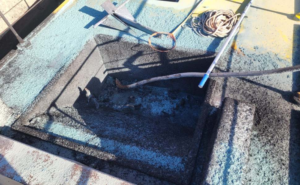 campora tentativo incendio battello pulisci mare 02