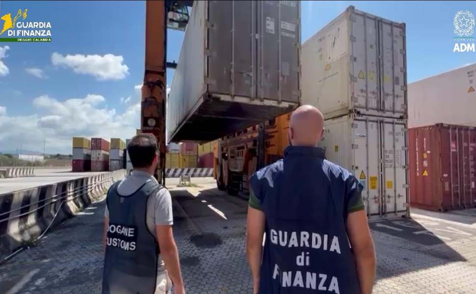 Maxi sequestro di cocaina al porto di Gioia Tauro: 288 chili per un valore di 46 milioni di euro 55 cocaina 288 chili porto gioia tauro 02