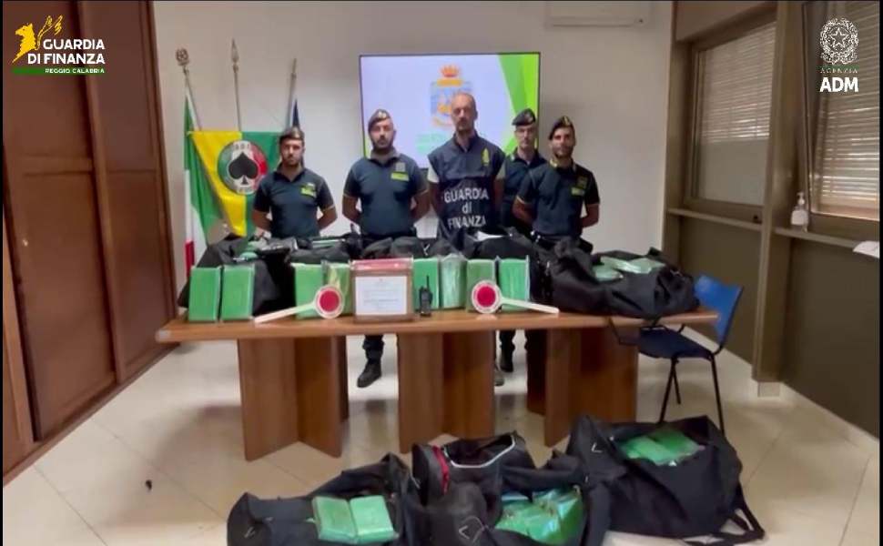 Maxi sequestro di cocaina al porto di Gioia Tauro: 288 chili per un valore di 46 milioni di euro 56 cocaina 288 chili porto gioia tauro 03