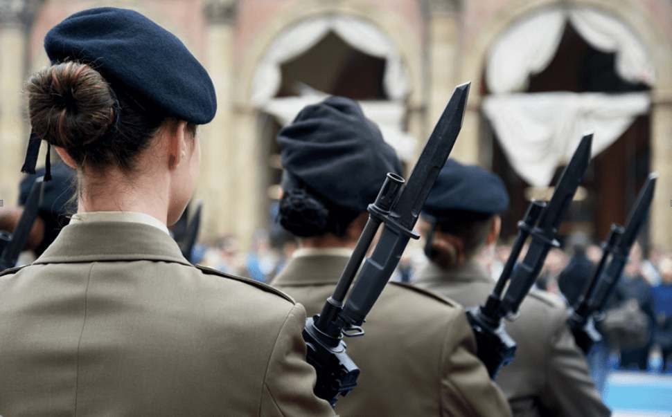 Cosenza: convegno celebrativo per i "25 anni dell’ingresso delle donne nelle Forze Armate" 53 donne-in-divisa