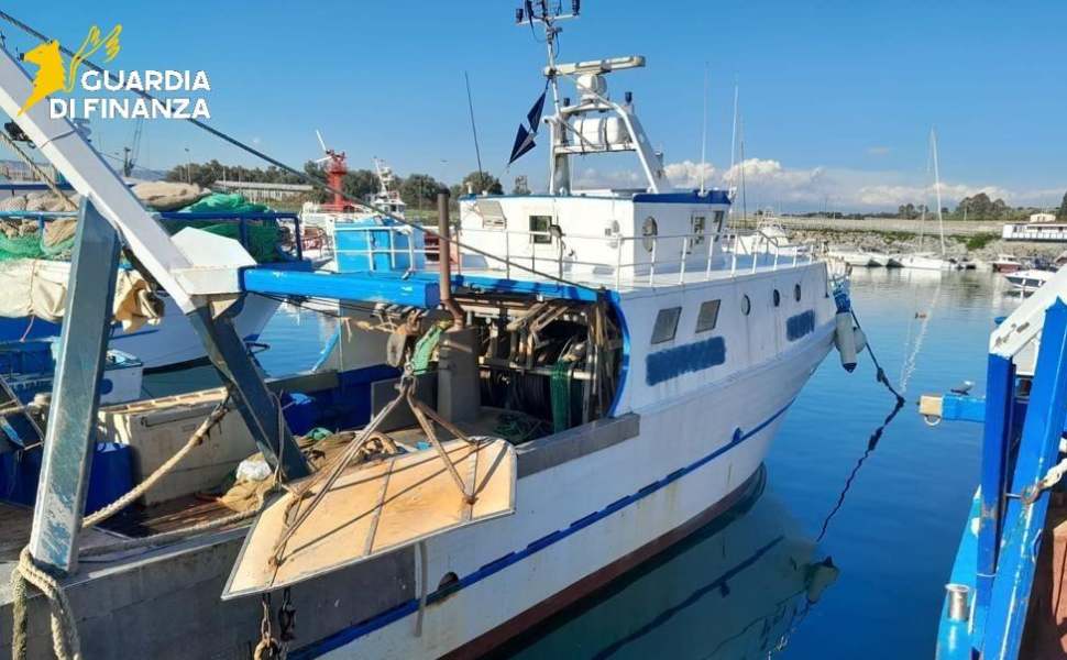 imbarcazione pesca narcotrafficante ndrangheta 01