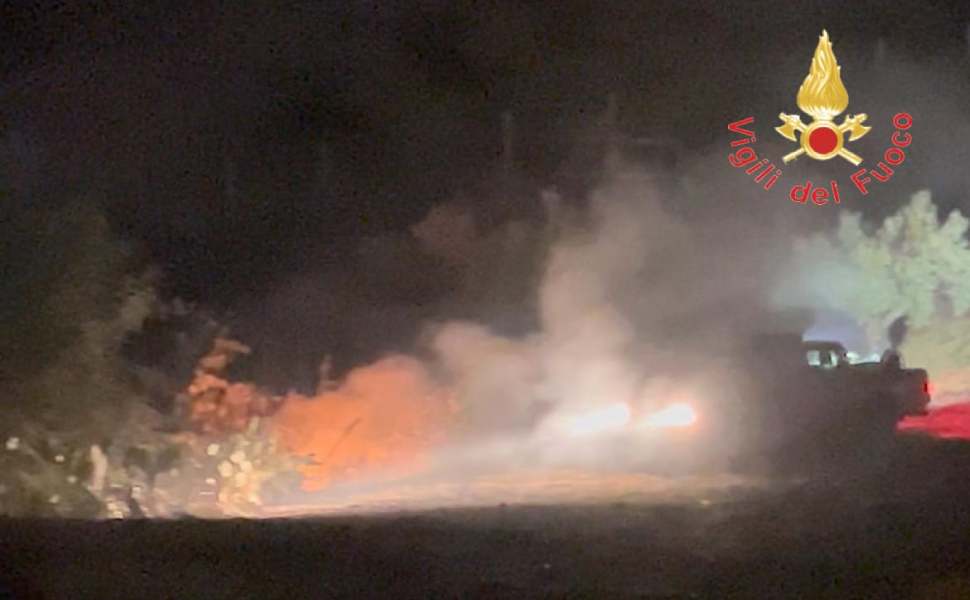 Vasto incendio minaccia le abitazioni, le fiamme raggiungono un magazzino in disuso e una discarica abusiva 53 incendio sellia 02