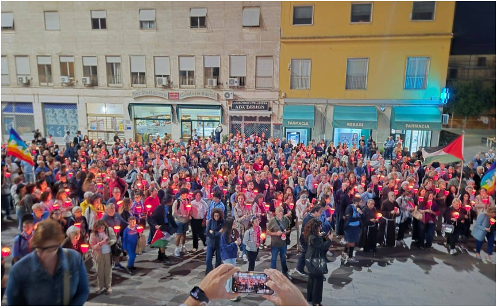 Cosenza, «Pace per Gaza»: decine di fiaccole accese, bandiere colorate e una veglia di preghiera 60 pace per gaza 02