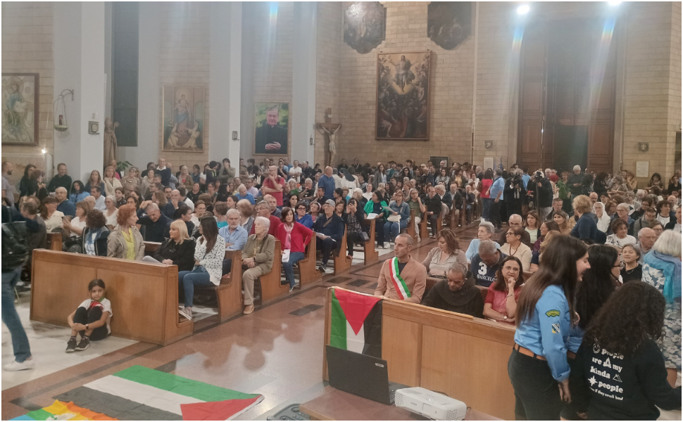 Cosenza, «Pace per Gaza»: decine di fiaccole accese, bandiere colorate e una veglia di preghiera 63 pace per gaza 05