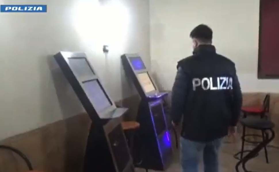 Scommesse illegali anche a distanza, blitz della Polizia: quattro misure cautelari e sequestri 54 polizia crotone sequestro agenzia scommesse
