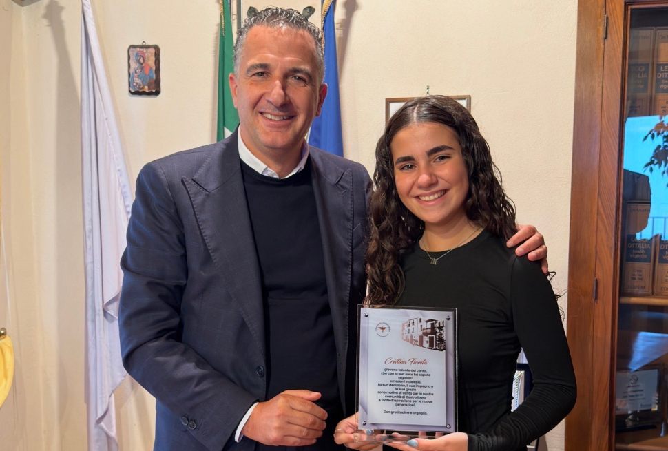 Castrolibero, il sindaco premia i giovani talenti: targa di merito a Cristina Fiorita 51 Castrolibero targa Cristina Fiorita