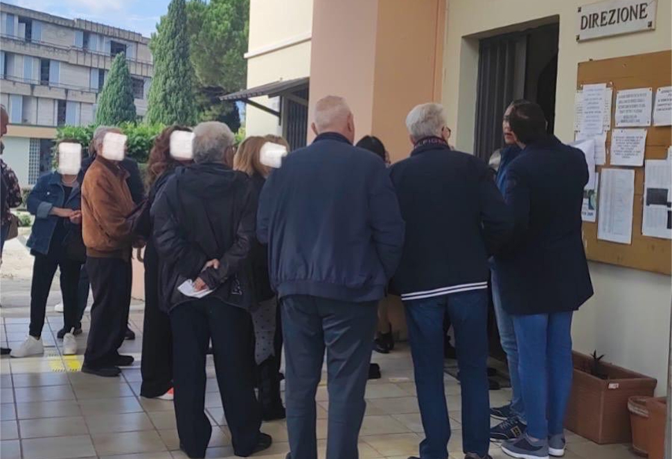 Caos Cimitero di Cosenza e canone luci votive: «disservizi, code, contanti e minacce di spegnimento» 53 Cimitero Cosenza Caos servizi2