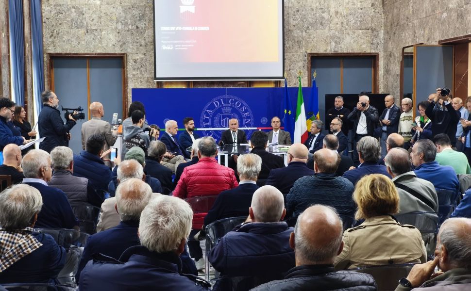 Cosenza: restyling totale (dentro e fuori) dello stadio Marulla, : curve vicine al campo, parco commerciale e hotel 53 Conferenza stampa presentazione stadio Marulla restyling