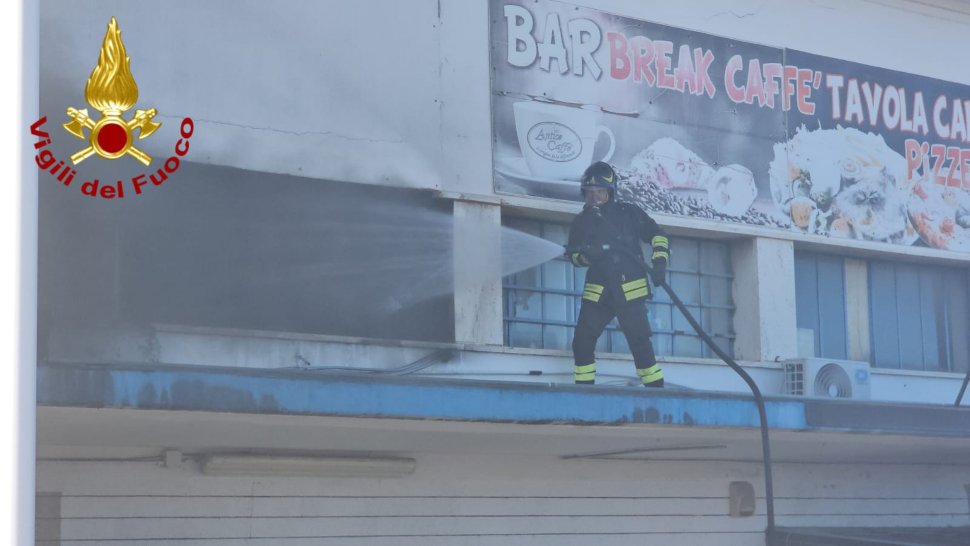 Fiamme capannone Crotone 2 1