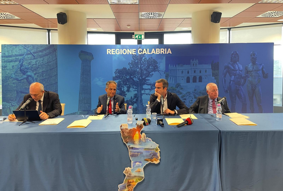 Nuovo Ospedale, firmato l'accordo. Sorgerà all'Unical a Rende: policlinico 750 posti letto 52 Firma ospedale Rende