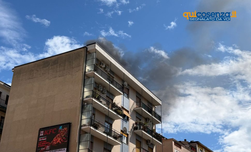 Cosenza: paura su corso Mazzini per l'incendio in un appartamento. Sul posto ambulanze e vigili del fuoco - FOTO 64 Fumo incendio C.so Mazzini Cosenza 3