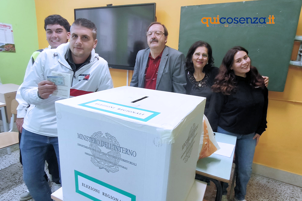 Cosenza, a 104 anni il professor Vicenzo Cretella ha votato al seggio 48 di via Misasi 55 Il seggio n 48 di Cosenza