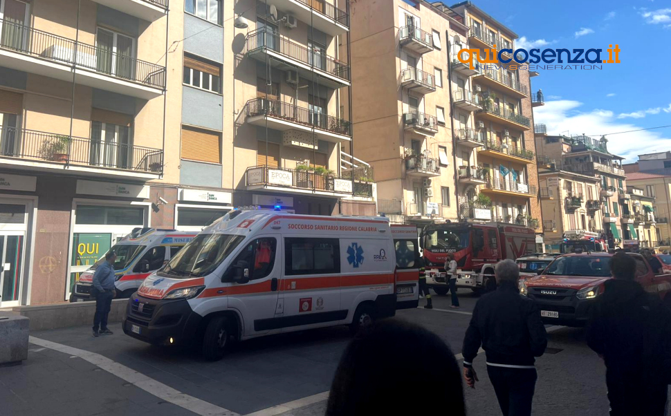 Cosenza: paura su corso Mazzini per l'incendio in un appartamento. Sul posto ambulanze e vigili del fuoco - FOTO 62 Incendio Corso Mazzini3