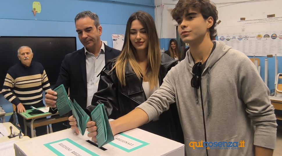 Occhiuto Voto con figli 1