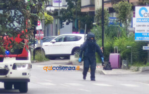 Rende: trolley sospetto su via Don Minzoni. Dopo l'intervento degli artificieri, valigia vuota e strada riaperta 54 Valigia sospetta Rende 91