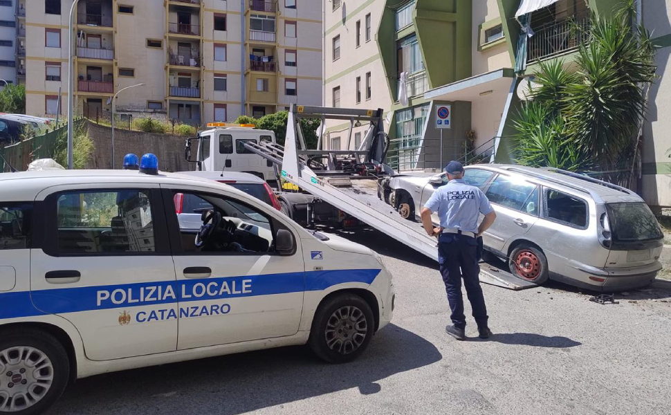 auto rimozione polizia locale catanzaro