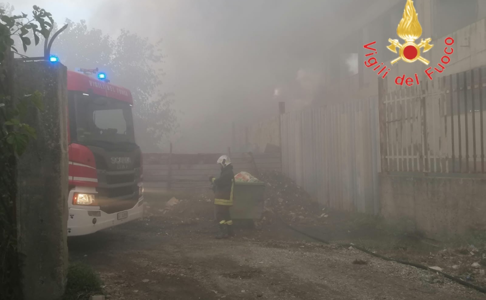 discarica abusiva in fiamme catanzaro 1