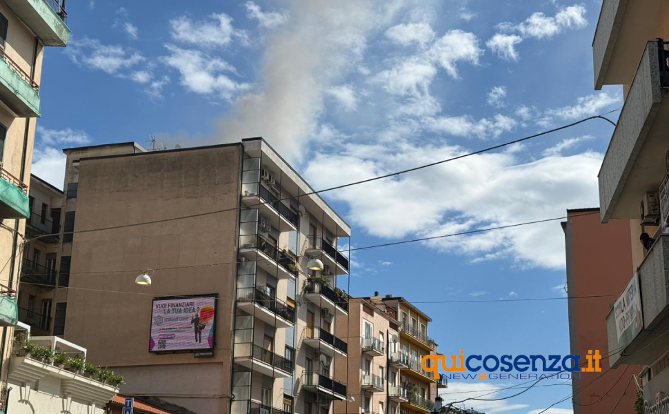 Cosenza: paura su corso Mazzini per l'incendio in un appartamento. Sul posto ambulanze e vigili del fuoco - FOTO 66 fumo incendio corso mazzini cosenza 02