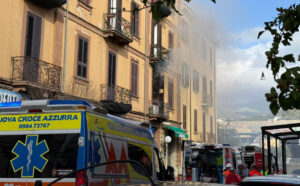 Paura su via Piave a Cosenza. Principio d'incendio in un appartamento, domato dai vigili del fuoco 52 fumo via piave cosenza 01