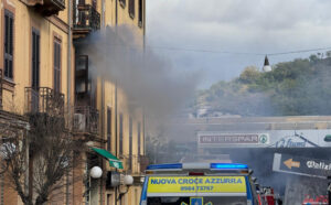 Paura su via Piave a Cosenza. Principio d'incendio in un appartamento, domato dai vigili del fuoco 53 fumo via piaveIncendio a Cosenza