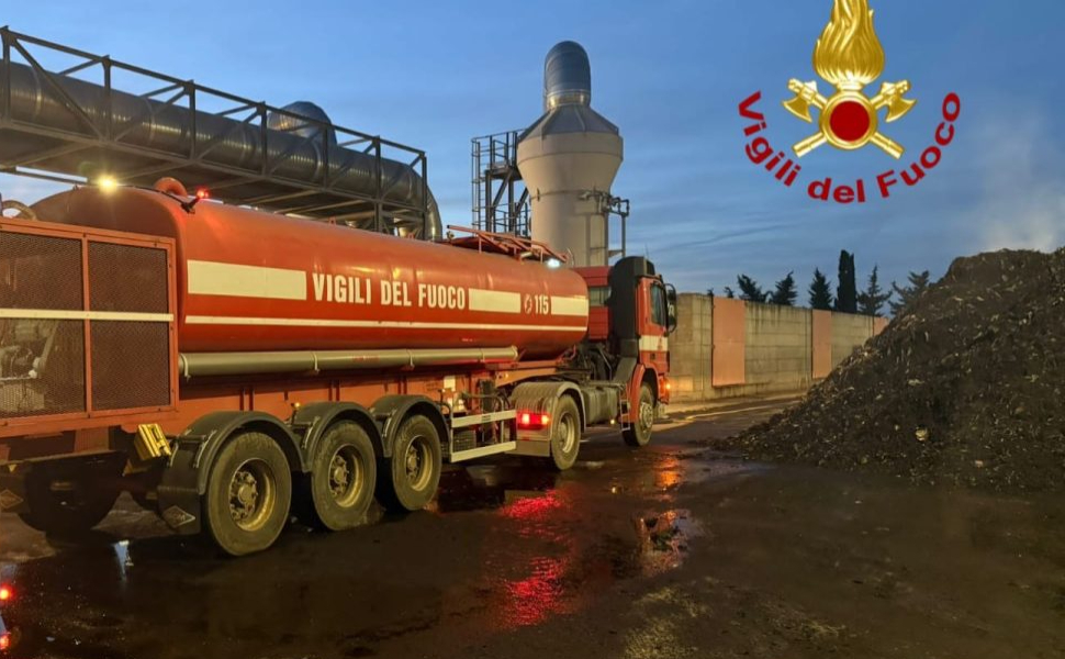incendio crotone rifiuti
