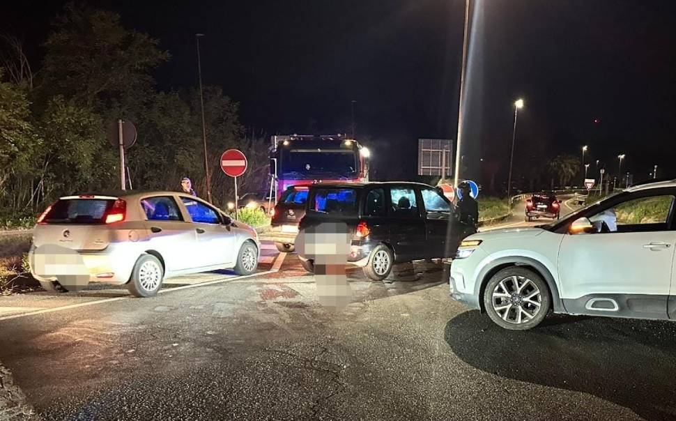 Paura allo svincolo 'Due Mari': scontro tra due auto, traffico in tilt 52 incidente due mari